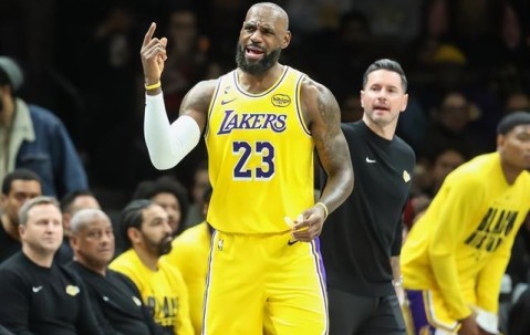 壹号-关于詹姆斯回归赛场，回归赛场首场状态亮眼，FPX观众沸腾！的信息