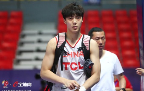 YIHAO- 洛杉矶湖人训练开放日；窗口期更衣室发声引观众欢呼；世预赛在即；医务组通报恢复